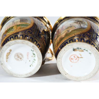 PAIRE DE TASSES ET LEUR SOUS-TASSE en porcelaine...