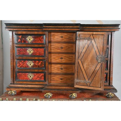 CABINET FLAMAND LOUIS XIII de forme architecturale...