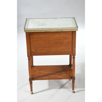 TABLE DE SALON LOUIS XVI de forme rectangulaire...