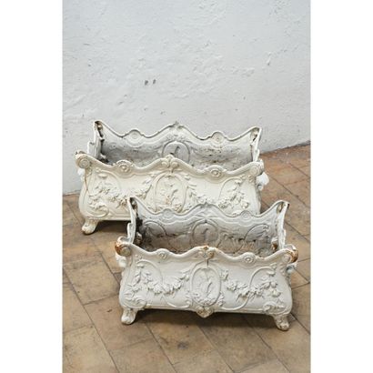 2 BEAUTIFUL GARDENS in cast iron with shells,...
