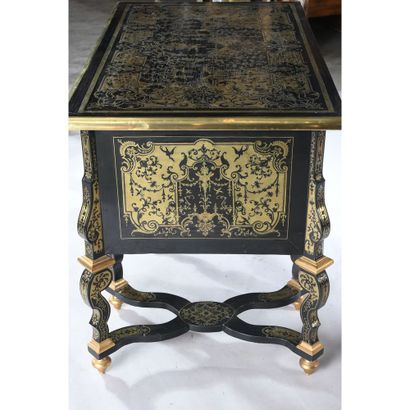 EXCEPTIONNEL BUREAU MAZARIN de forme mouvementée....