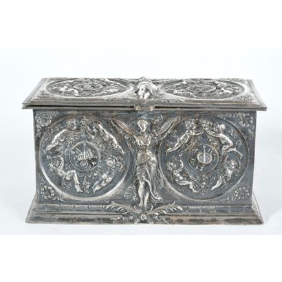 BOITE en métal repoussé à décor de scènes...