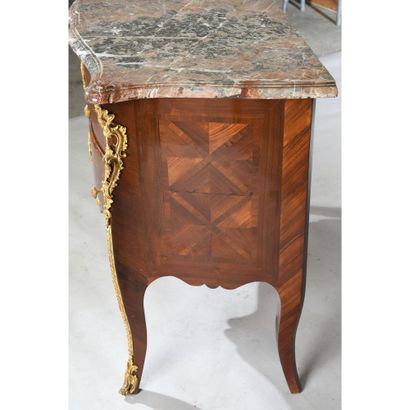 LOUIS XV COMMODITY with curved front and...
