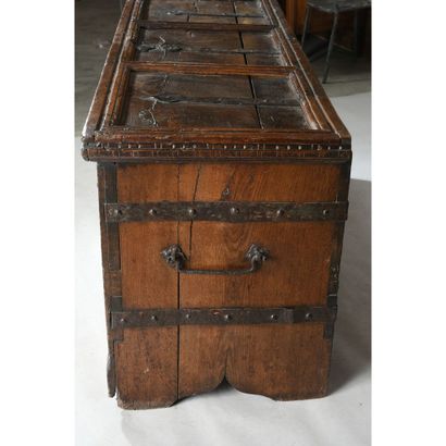 SPECTACULAR 3-panel oak casket decorated...