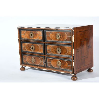 PETIT CABINET DE VOYAGE ANVERSOIS en placage...