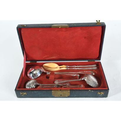 COFFRET DE 10 PIECES DE SERVICE en argent...