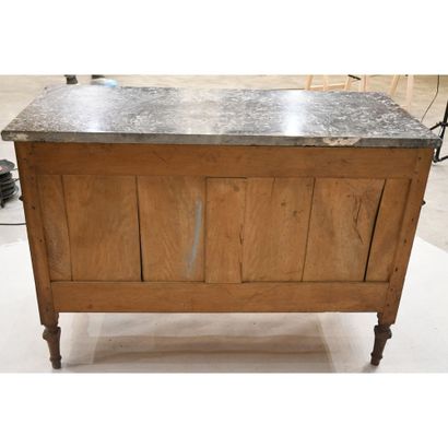 COMMODE LOUIS XVI en noyer ouvrant par 3...
