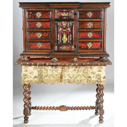 CABINET FLAMAND LOUIS XIII de forme architecturale...