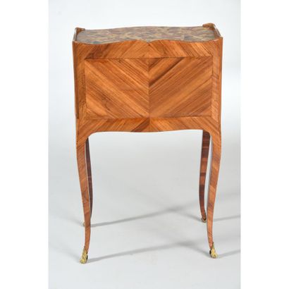 TABLE DE SALON LOUIS XV en placage de bois...