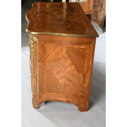 COMMODE RÉGENCE à plateau à façade galbée...