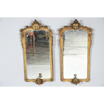 PAIRE DE MIROIRS RÉGENCE en bois doré et...