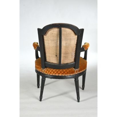 PAIRE DE FAUTEUILS LOUIS XVI à chapeau de...