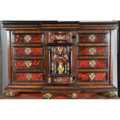 CABINET FLAMAND LOUIS XIII de forme architecturale...