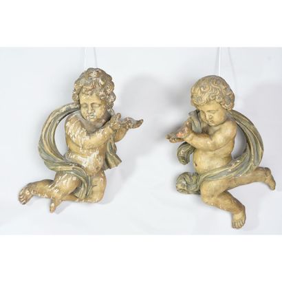 PAIRE D’AMOURS en bois sculpté et rechampi...