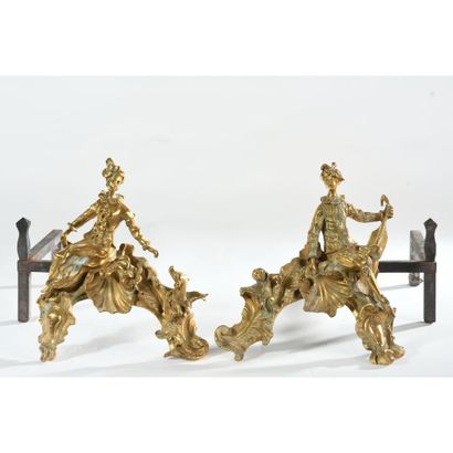 PAIRE DE CHENETS LOUIS XV en bronze doré...