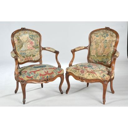2 LARGE CABRIOLET LOUIS XV pendant in natural...