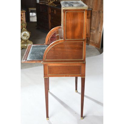 PETIT BUREAU A CYLINDRE LOUIS XVI en acajou...