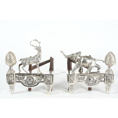 PAIRE DE CHENETS en bronze argenté à décor...