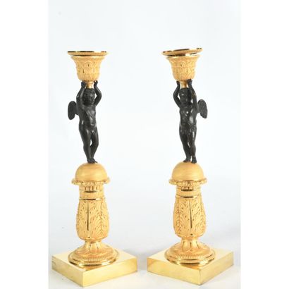 PAIRE DE BOUGEOIRS EMPIRE en bronze à double...