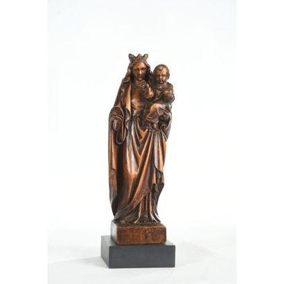 SUJET en bois représentant une Vierge à l’enfant....
