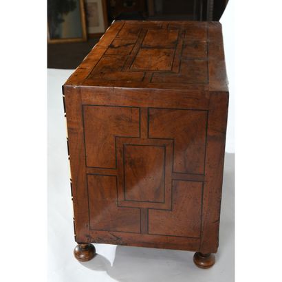 PETIT CABINET DE VOYAGE ANVERSOIS en placage...