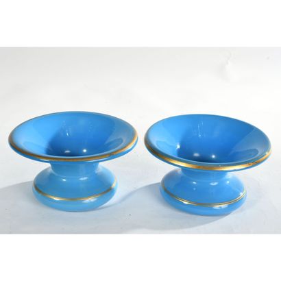 PAIRE DE CRACHOIRS CHARLES X en opaline bleue...