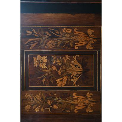 COMMODE RÉGENCE à plateau bois en placage...