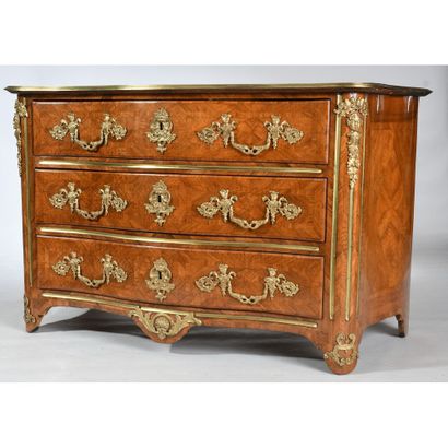 COMMODE RÉGENCE à plateau à façade galbée...