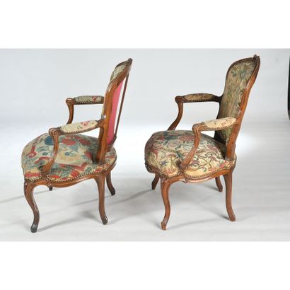 2 LARGE CABRIOLET LOUIS XV pendant in natural...