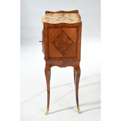 TABLE DE SALON LOUIS XV en placage de palissandre....