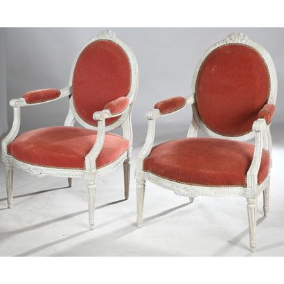 PAIRE DE FAUTEUILS LOUIS XVI à dos plat médaillon...