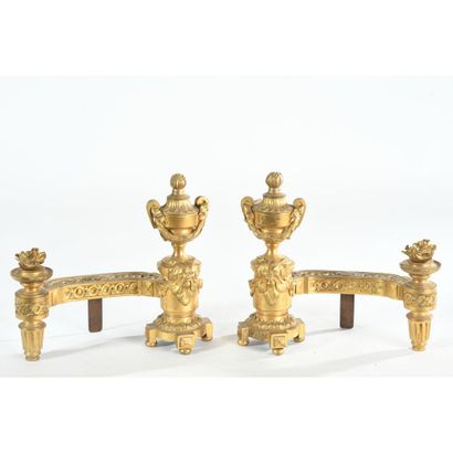 PAIRE DE CHENETS LOUIS XVI en bronze doré...