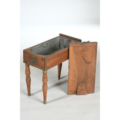 BIDET et son bassin en noyer agrémenté de...