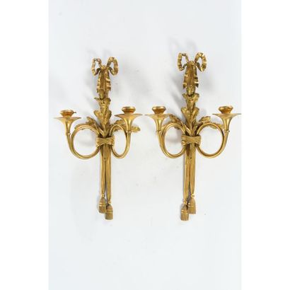 PAIR OF APPLIQUES LOUIS XVI in gilded bronze...