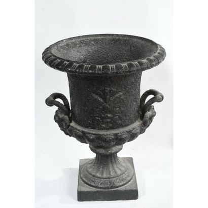 MEDICIS VASE in cast iron on a square base...