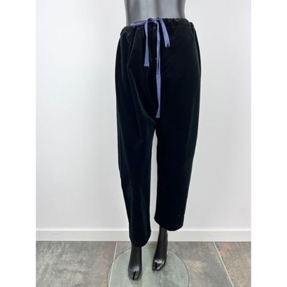 EVA VELASQUEZ. Pants in black velvet panne....