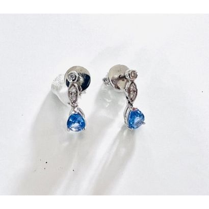 PAIR OF EARRINGS in white gold 750°/°° decorated...
