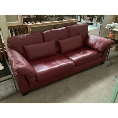 Sofa in burgundy leather (3 places) of the...