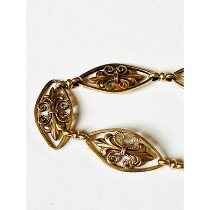 1900. BRACELET in yellow gold 750°/°° oval...