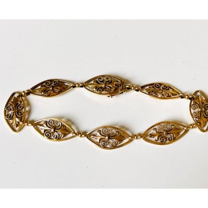 1900. BRACELET in yellow gold 750°/°° oval...