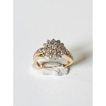 Flower ring in yellow gold 750°/°° decorated...