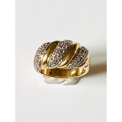 Ring in yellow gold 750°/°° striated with...