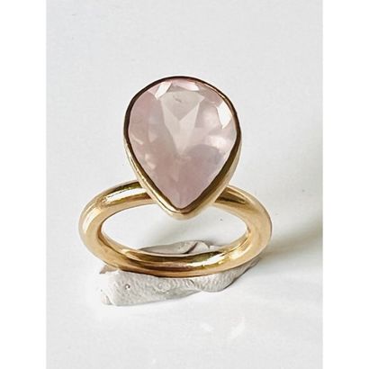 Yellow gold ring 375°/°° decorated with a...