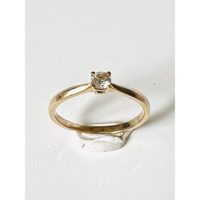 Yellow gold solitaire ring 375°/°° with a...