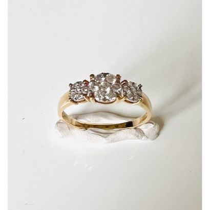 Yellow gold ring 750°/°° with a circle set...