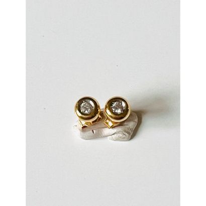 PAIR OF EAR PUCES in yellow gold 750°/°°...