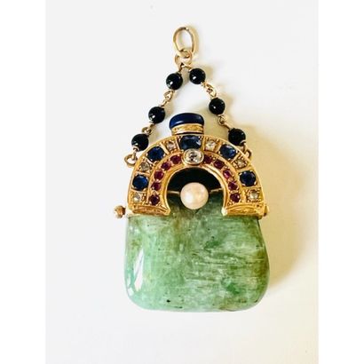 Gold pendant holding a nephrite, decorated...
