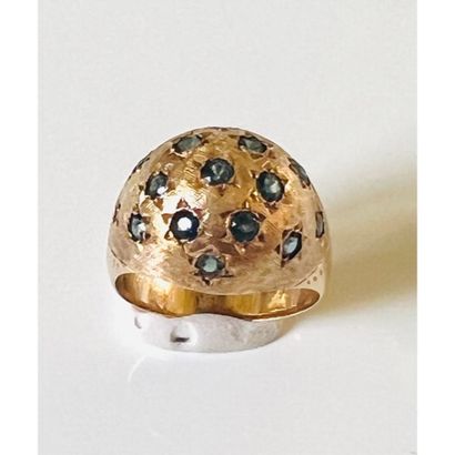 Dome ring in chased yellow gold 750°/°° set...