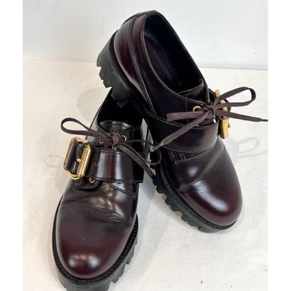 PRADA. Mocassins en cuir bordeaux. Semelle...