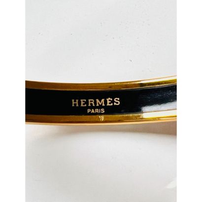 HERMES. BRACELET rigide en métal doré émaillé...